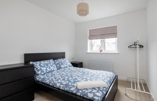 Spacious Milton Keynes Townhouse 2 Designated Parking Spaces Near Centre MK, MK Bowl, Universal Studios & Transport Links Ideal for Families & Contractors - Foto 10