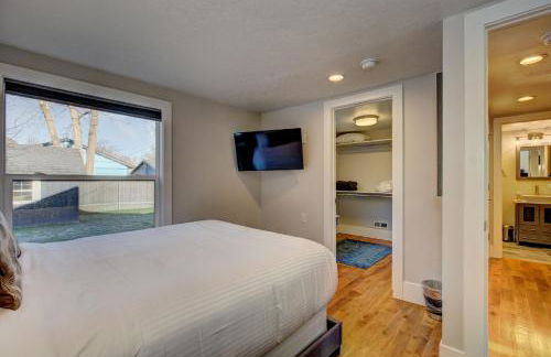 Little Blue Bungalow on Boise's Bench, Pet Friendly, Fully Fenced yard with doggie door! 2 miles from BSU, 5 minutes from Downtown Boise, Desk and workstation for remote workers, 2 TV's large walk-in closet, Good for mid-term stays - Foto 37