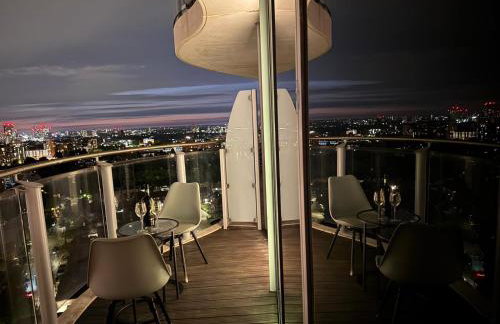High Floor Modern 1BR Stunning Views Balcony Portable AC Free Parking - Photo 2