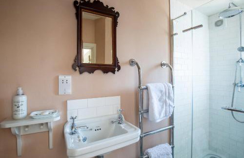 Gleneda Cottage - a renovated, traditional Cotswold cottage full of charm with fireplace and garden - Photo 36