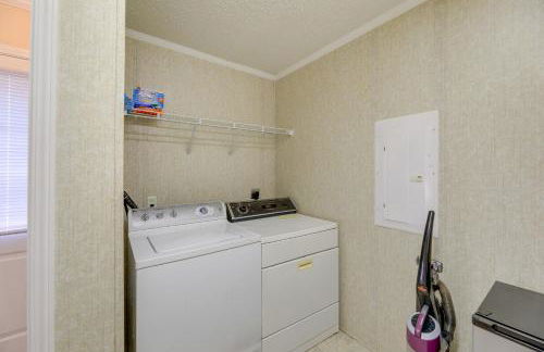 Family Home and Fire Pit and Deck, 11 Miles to Beach! - Foto 27