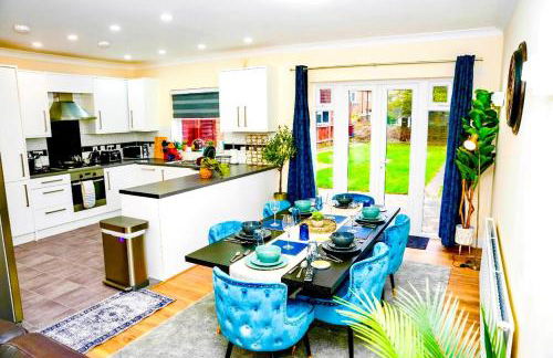 Large 4 Bedroom House Near Heathrow and M4 Free Parking - Foto 1