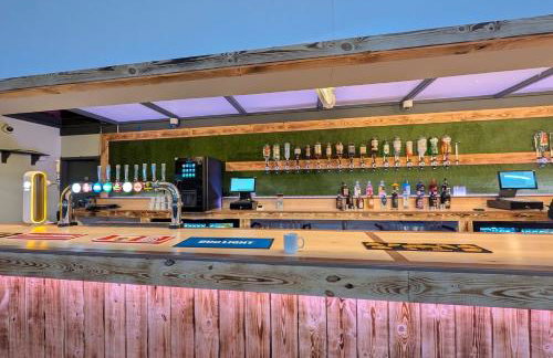 169 - Two bed Chalet on Sunbeach Holiday Park - Sleeps 5, pet friendly, FREE pool and entertainment passes included - plus WiFi, bed linen and towels included 300m from the beach! - Foto 6