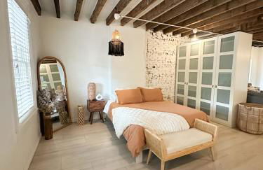 Queen Bed, Luxury Studio with Balcony - Photo 2