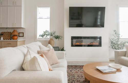 Downtown Indy, Rooftop Deck with Hot Tub, Gym, Bikes, Tesla Charger - Photo 16