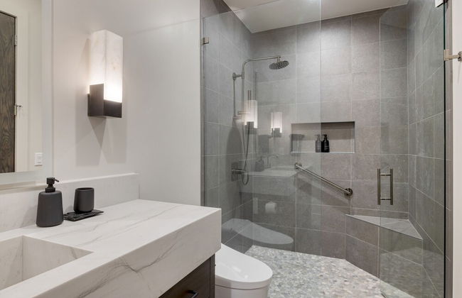 Reflection by Avantstay Sleeps 18 Lake Views Hot Tub Game Room - Foto 36