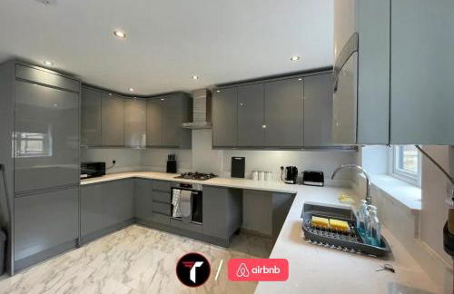 Spacious 4 Bedroom House for 8 Guests Ideal for Families and Contractors, WIFI and Free Parking - Foto 4