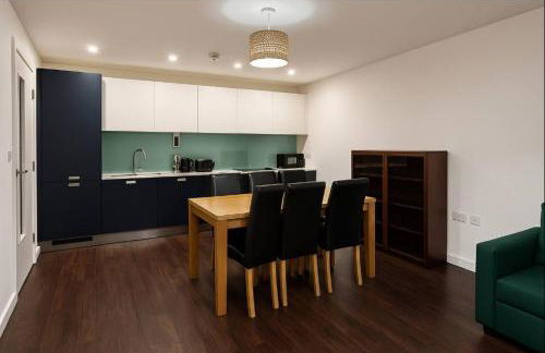 Modern 2 Bed Flat with parking Next to Basildon Station - Foto 11