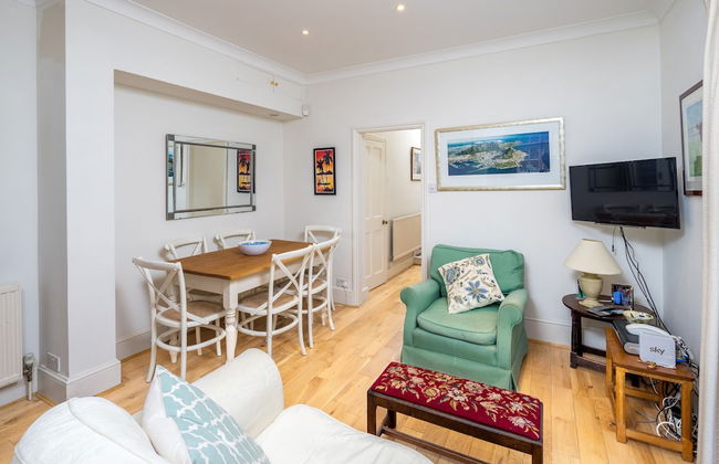 JOIVY Homely 2 Bed Riverside Flat with Patio in Hammersmith - Foto 11