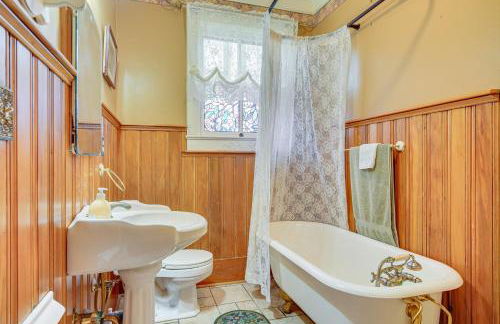 Historic Home with Fireplace and Porch Walkable Area! - Foto 16