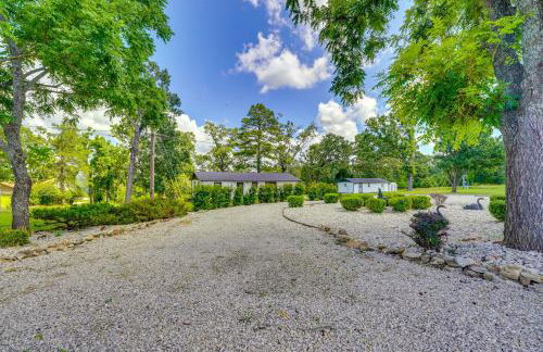 Yard with Lake View Home Near Table Rock Lake! - Foto 24