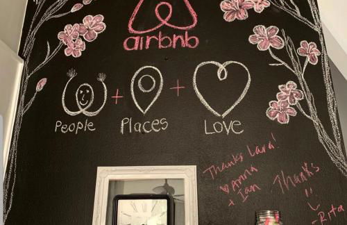 Charming 2BR Getaway with Modern Comforts - Foto 44