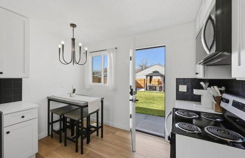 Cozy 2BR Retreat with Backyard Lounge - Foto 9