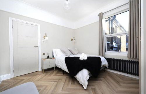 Newly refurbished 2 br apartment with a beautiful garden - Foto 16