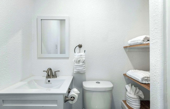 White Oak Landing Spacious 6 BDR w/ Boat Slip! - Photo 22