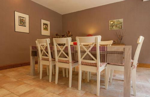 Spacious Farmhouse With Private Heated Pool in a Rustic Garden - Foto 34