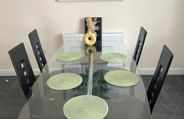 Spacious ground floor suite comfortably sleeps up to eight - Foto 12