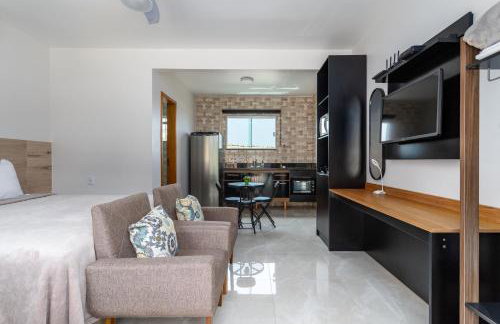 Studio completo com ar, garagem e varanda espaçosa - Ideal para 3 pessoas - Foto 2