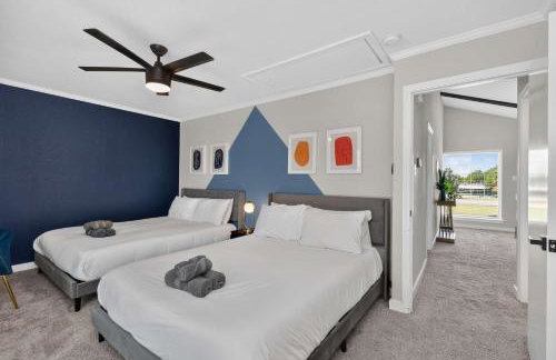 Perfect Getaway Home w Pool Jacuzzi Cinema Room - Photo 25
