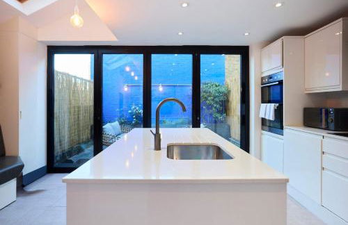 Behind the Blue Wall - Foto 16