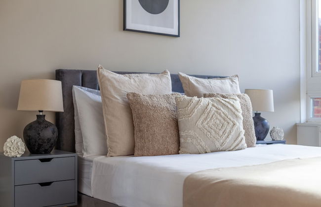 High-End 2 Bed Flat near Westfield London - Photo 9