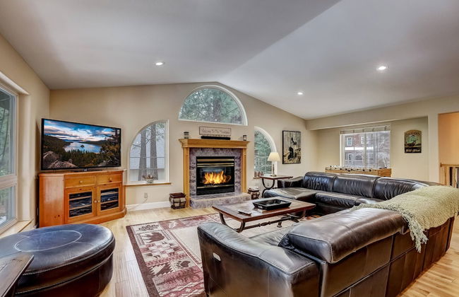 Nestled Pines Retreat Hot Tub, Pool Tahoe, Foosball, +more! - Foto 1