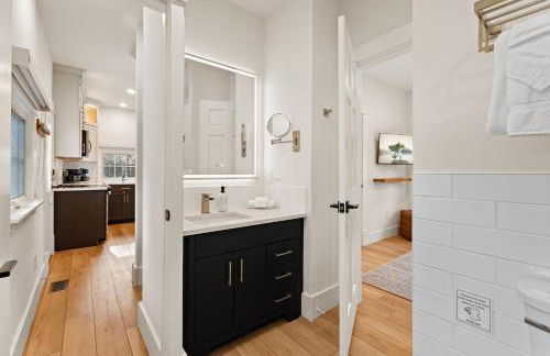 Chic Luxury Retreat in Old Town, Walk Everywhere! - Foto 33