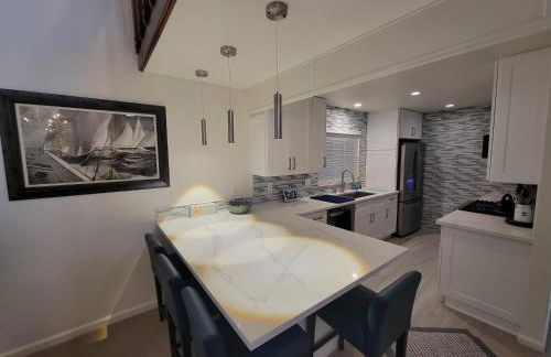 Luv Oceanside Views-1 House to Beach, Boardwalk and Waves-Spacious Rooftop Sun Deck-Plus King Beds too! - Foto 3