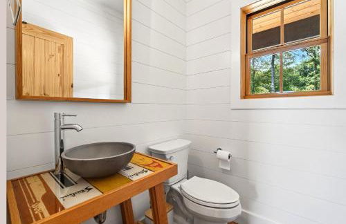 Dockside of the Moon - Photo 18