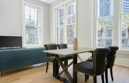 Sleeps 16 4 Units Steps to the French Quarter The Harlequin by AvantStay - Foto 36