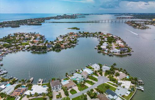 Waterfront Luxury w/ Heated Salt Pool & Golf Cart - Foto 12