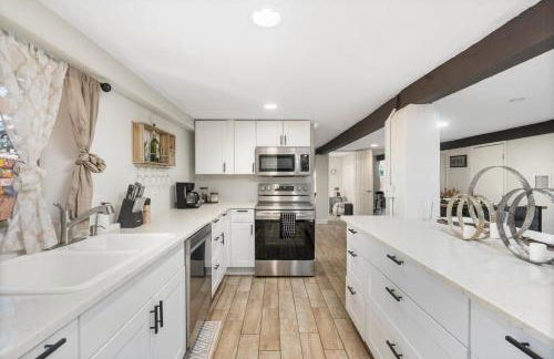 NEW! HUGE 5BR Mountain Views Game Room Hot Tub Lawn Games BBQ - Photo 46