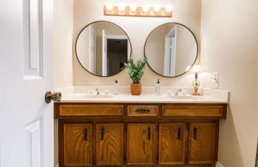 Designer Single Story 4 bed 3 bath home in mid-century style with big backyard and garage - Foto 19