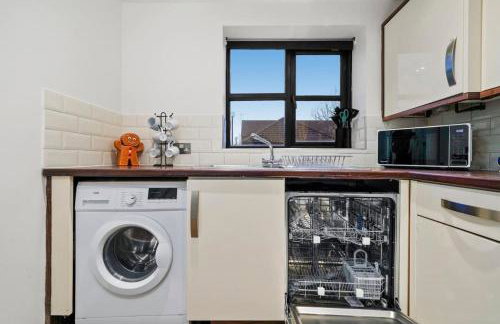 Luxury House with Pool Table, Sky TV, Netflix, Fast Wifi, Garden & Free Parking by Yoko Property - Photo 18