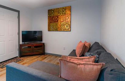 Cozy retreat minutes from stadiums - Photo 9