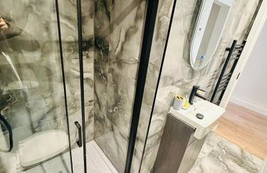 Luxury Private Room with Shared Bathroom and with its own Kitchenette in Halesowen R2 - Foto 7