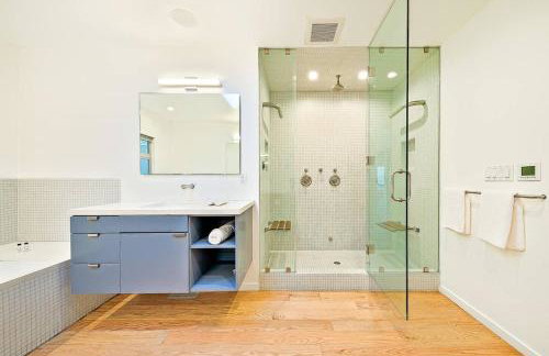 Stunning Modern Estate in BH with Pool, Spa, and Views - Foto 24