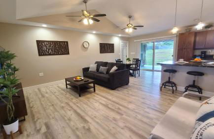 Luxury 800 Sq Ft 1 bedroom Suite Full Large Kitchen Free Laundry - Foto 12