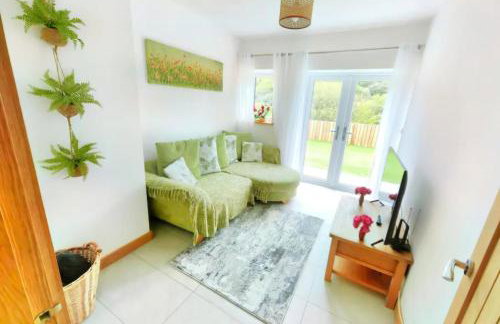 4 Bed Villa Sleeps 8 -private Terrace-free Parking - Foto 5