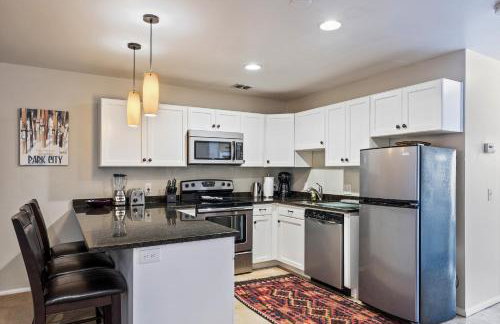 Unbeatable Location, Cozy Studio, Ski-In Ski-Out, Main Street Access, Perfect for Adventure! - Photo 4