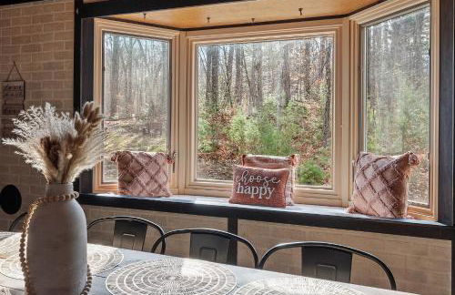 NEW! Woodland Retreat - Hot tub Game Room Firepit - Foto 15