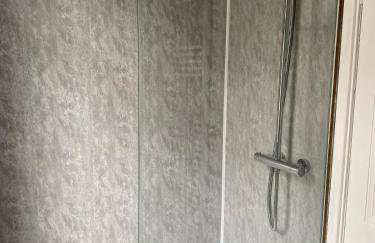 ML Short Stays - 3 Bedroom House Near BAE - Photo 9