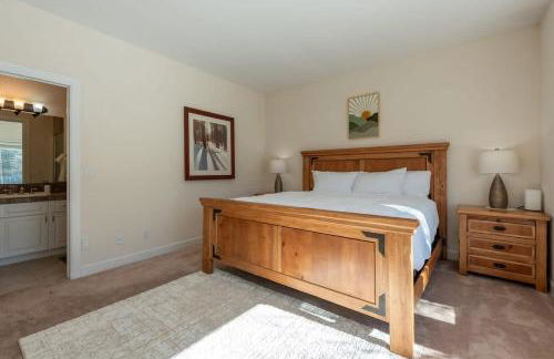 Luxurious 4BR Retreat - Pool Table & Chic Amenities - Photo 29