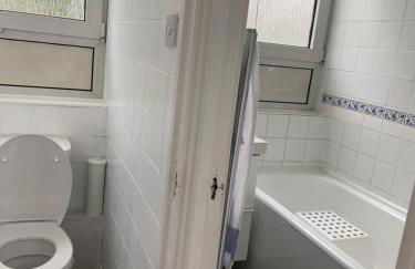 Luxury 3 Bedroom Flat with Garden - Photo 7