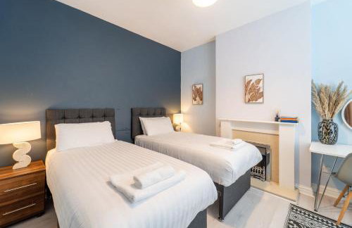4 Bedroom Stylish House in Redditch - Free Parking - Photo 31