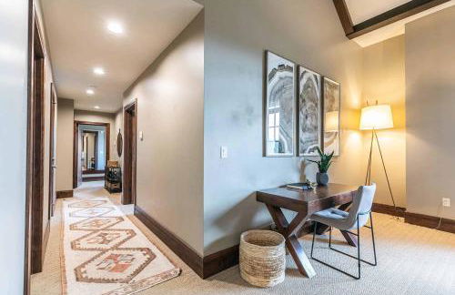 One Village Place 502 by East West Hospitality - Foto 12