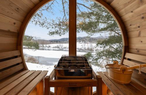 Designer A-Frame Treehouse with hot tub on river - Foto 3