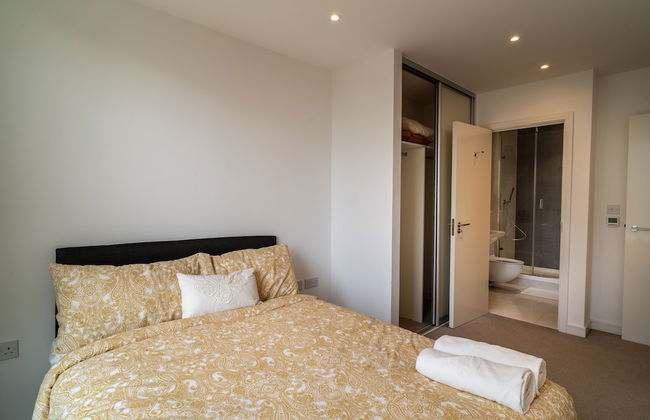 Luxury 2-bed Croydon Apartment Near Gatwick - Photo 4