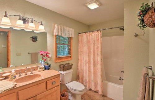 Andrews Cabin with Game Room and Covered Porch! - Foto 18