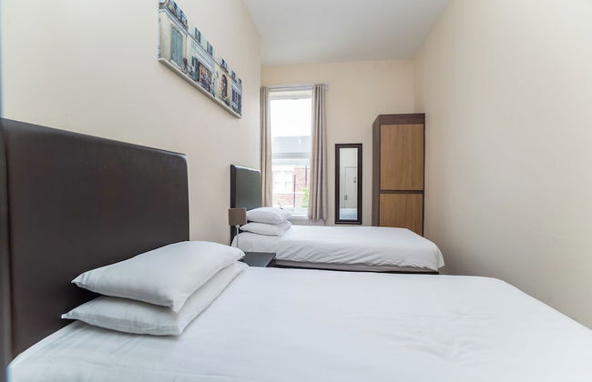 Cityscape Retreat in Newcastle - Photo 4